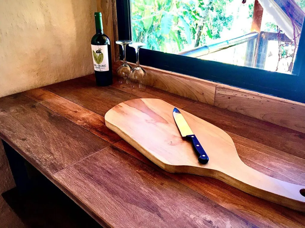 Cabina Macadamia - Chopping board and glasses